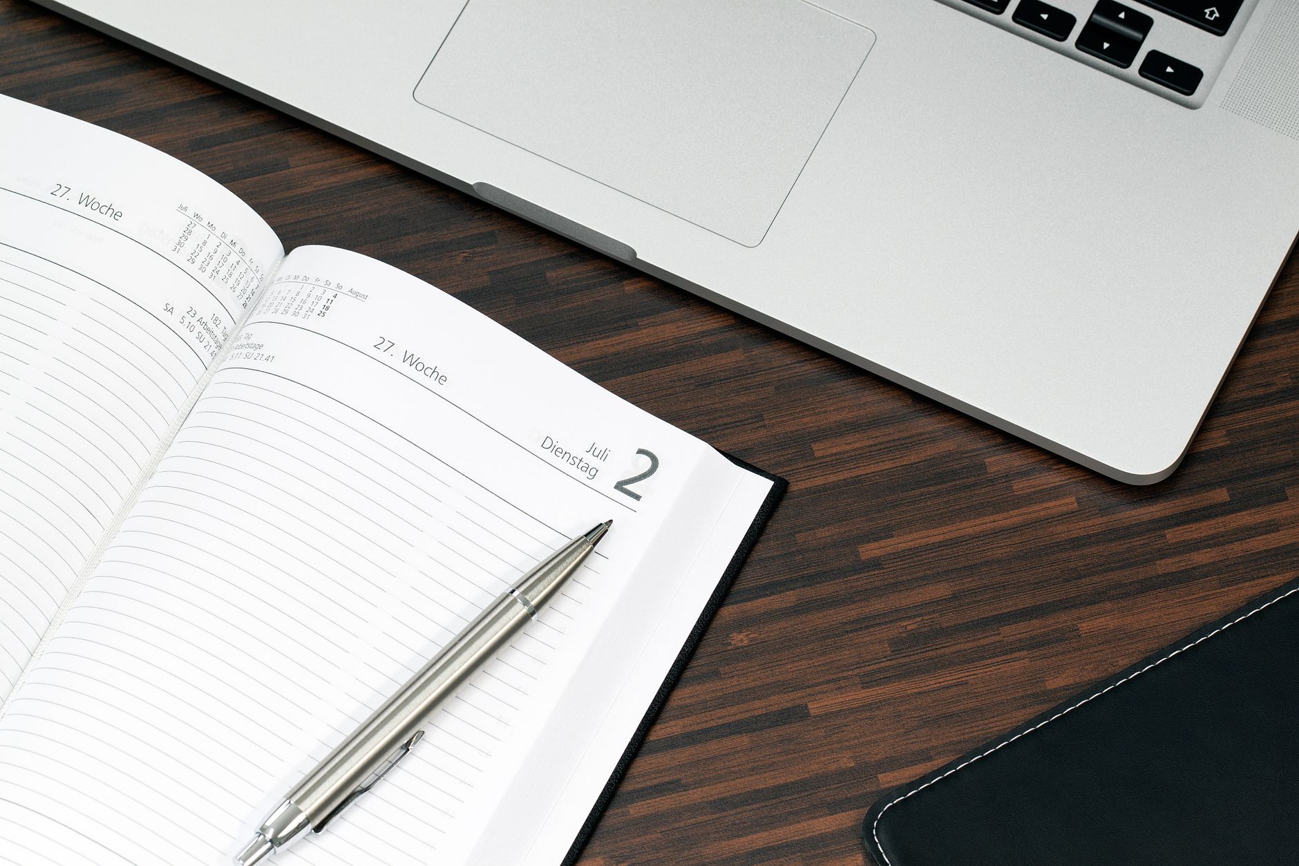 Agenda abierta y computadora sobre un escritorio
