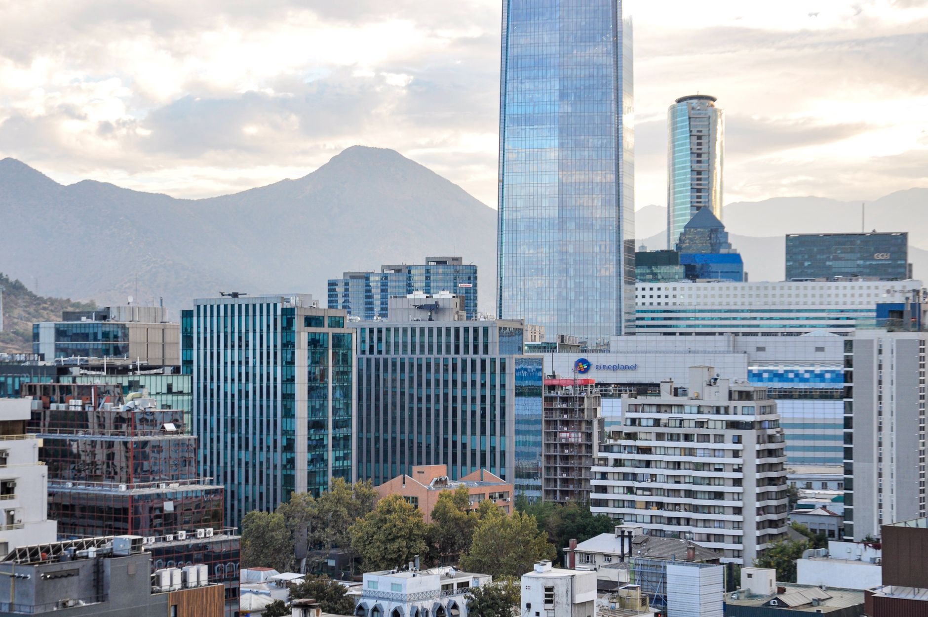 Edificios de oficinas bajo un cielo nublado