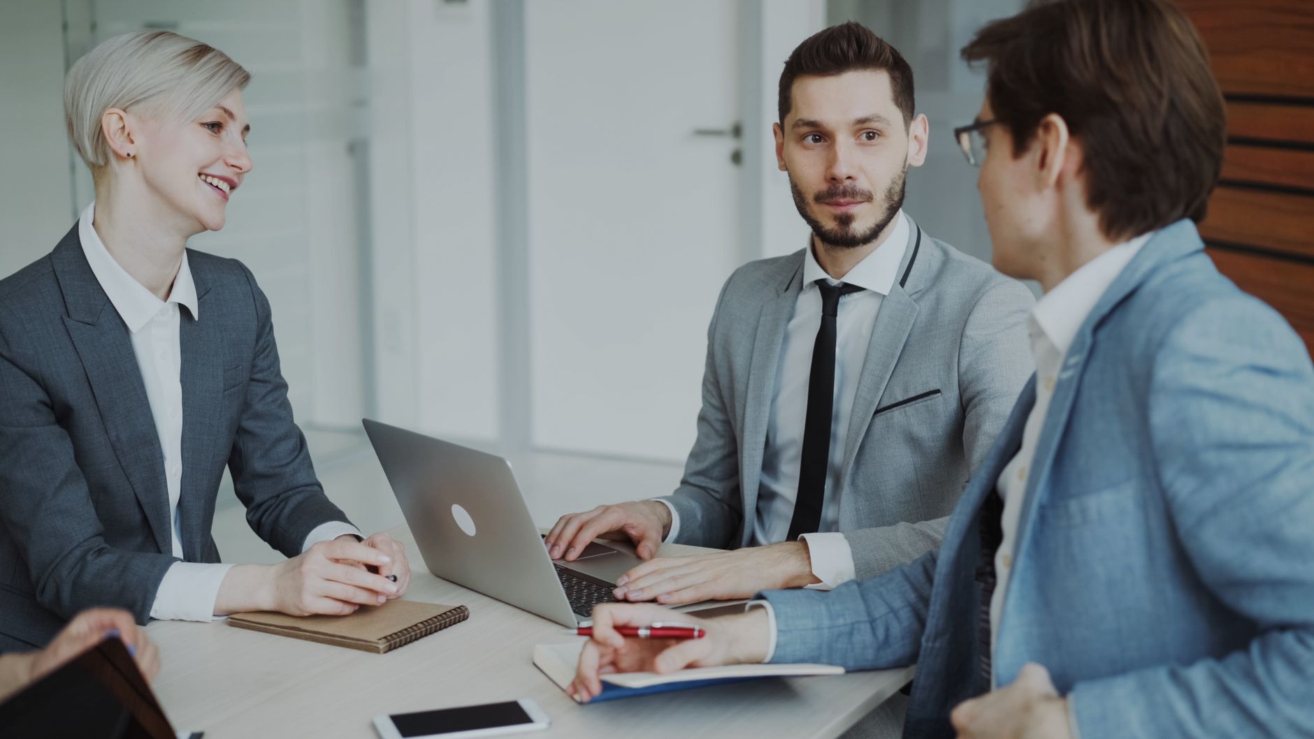 Reunión de trabajo con computadora y notas