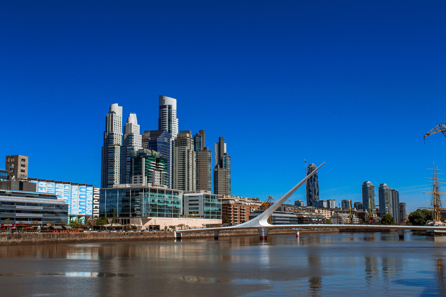 Puerto Madero y el Puente de la Mujer en Buenos Aires