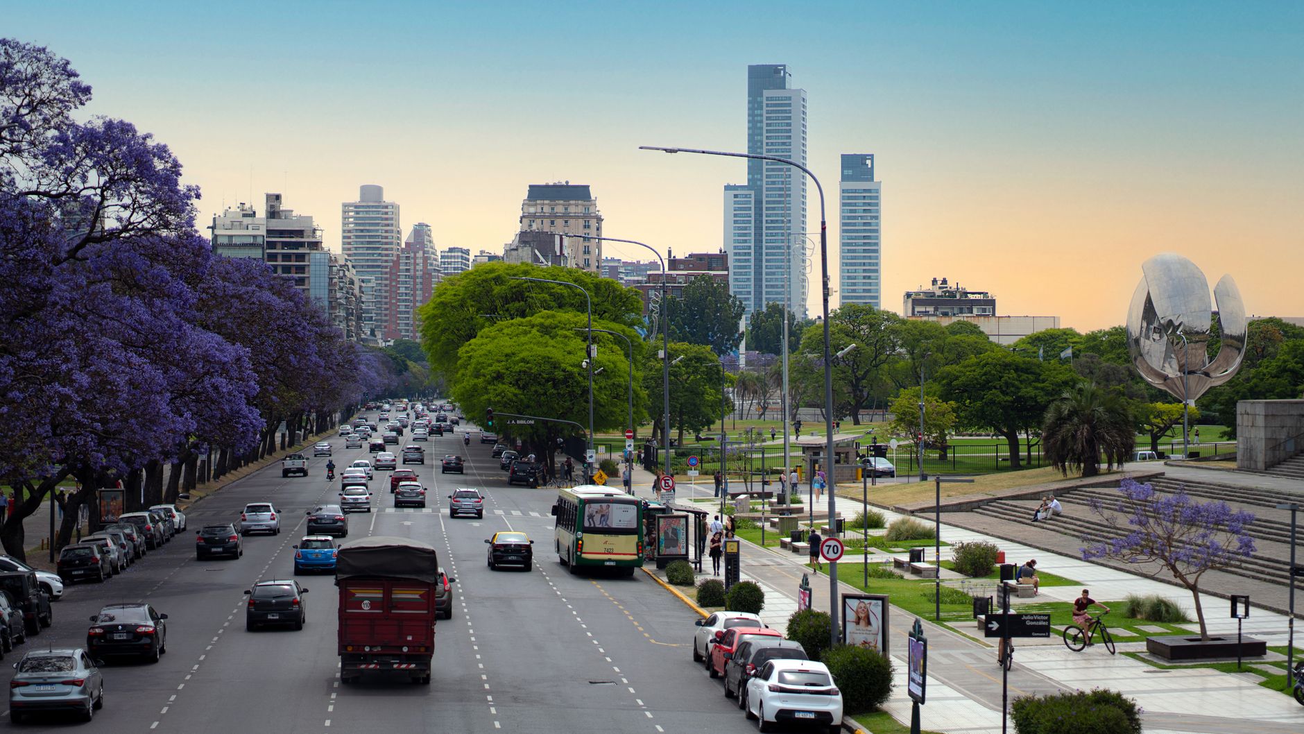 Avenida de Buenos Aires con jacarandás y tránsito