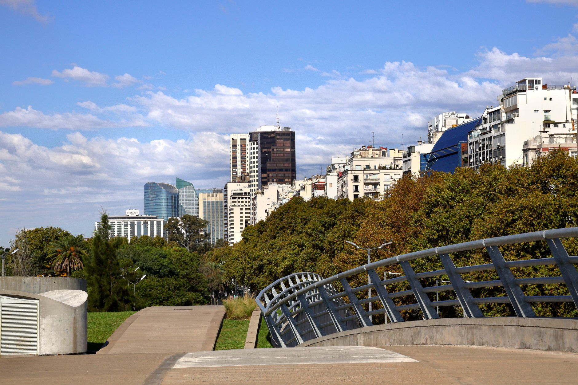 Parque y edificios de Buenos Aires